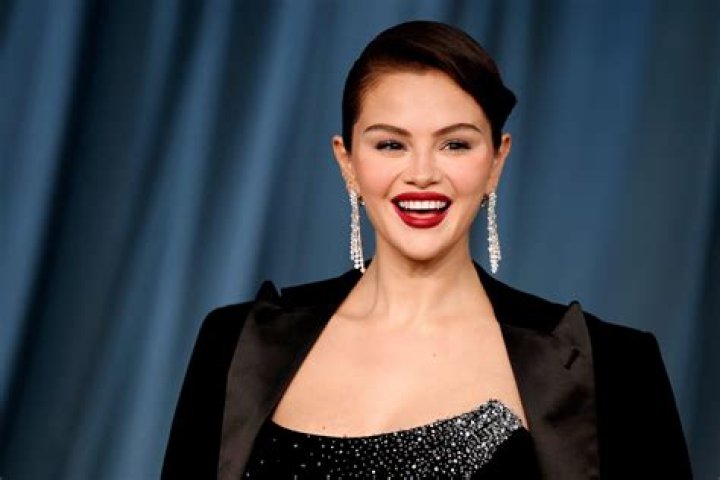 The Controversial Photo Of Selena Gomez: Privacy, Objectification, And Empowerment